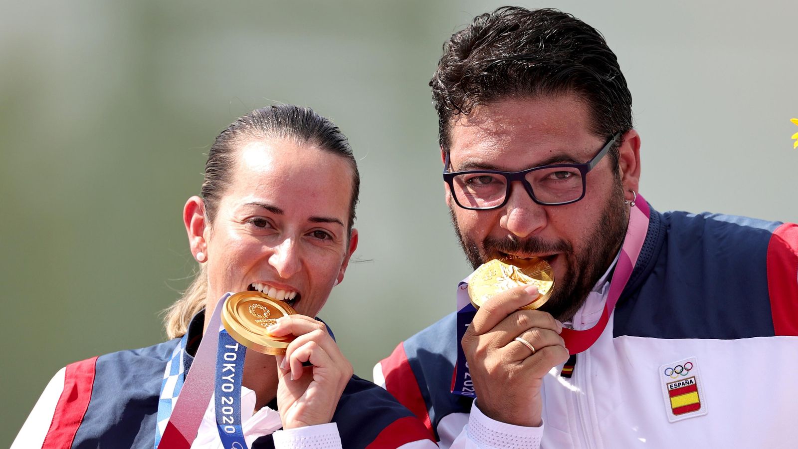 Els tiradors mosseguen la medalla després de proclamar-se campions olímpics