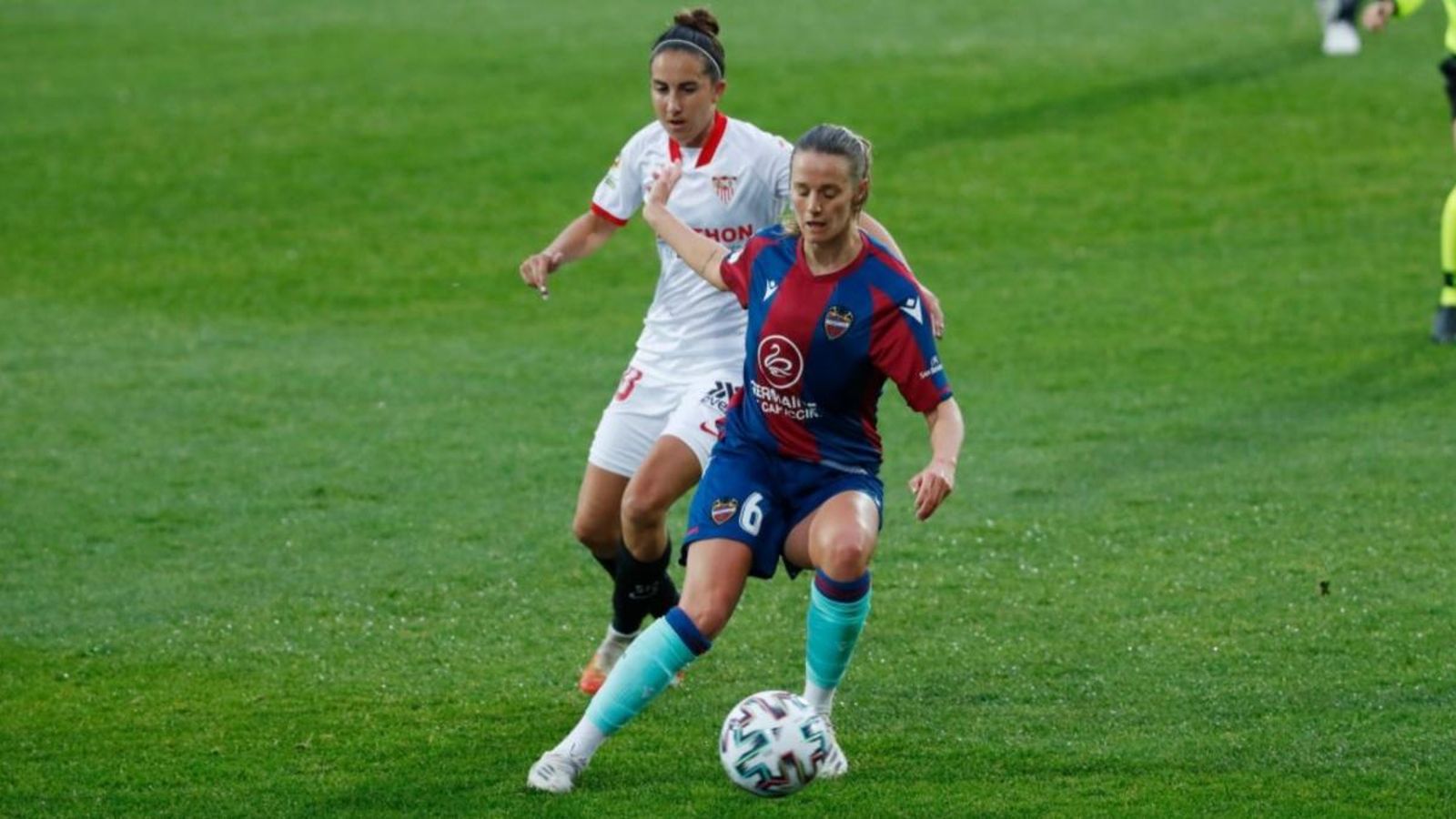 Sandie Toletti defensa la pilota davant la pressió d'una jugadora del Sevilla Sandie Toletti defensa la pilota davant la pressió d'una jugadora del Sevilla