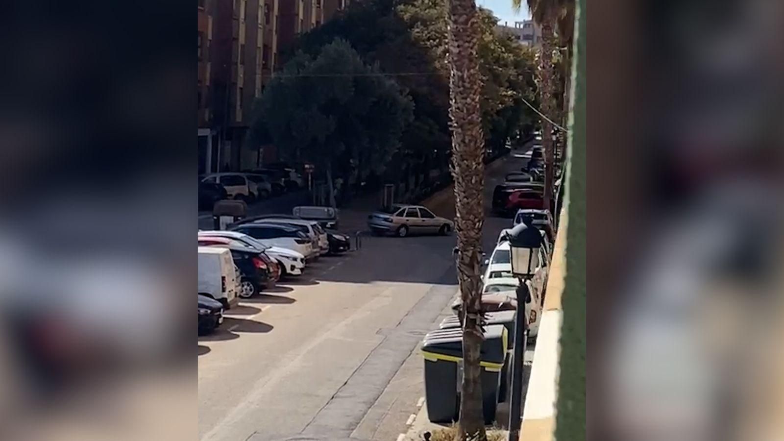 El Ford Escort sospitós escapa pel carrer Valladolid de Benimaclet, a València