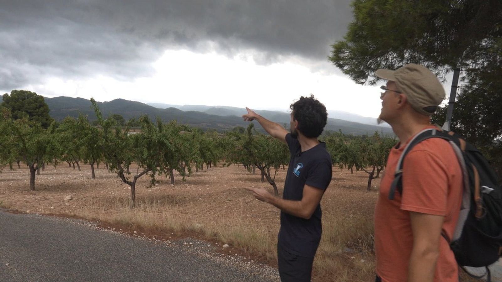 Joan Boscà i Toni Rubio, caçadors de tempestes professionals, assenyalen una de les tempestes que perseguixen