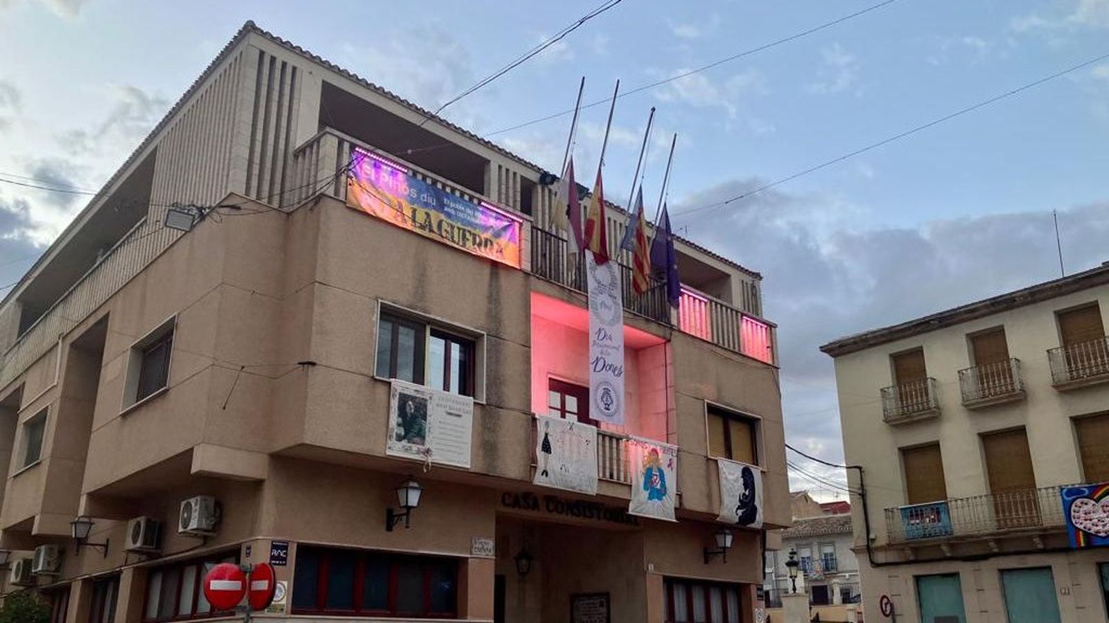 Façana de l'ajuntament d'el Pinós amb les banderes a mig pal