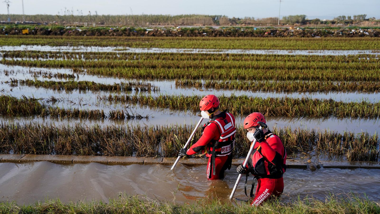 Bombers del Pais Basc busquen víctimes en l'Albufera