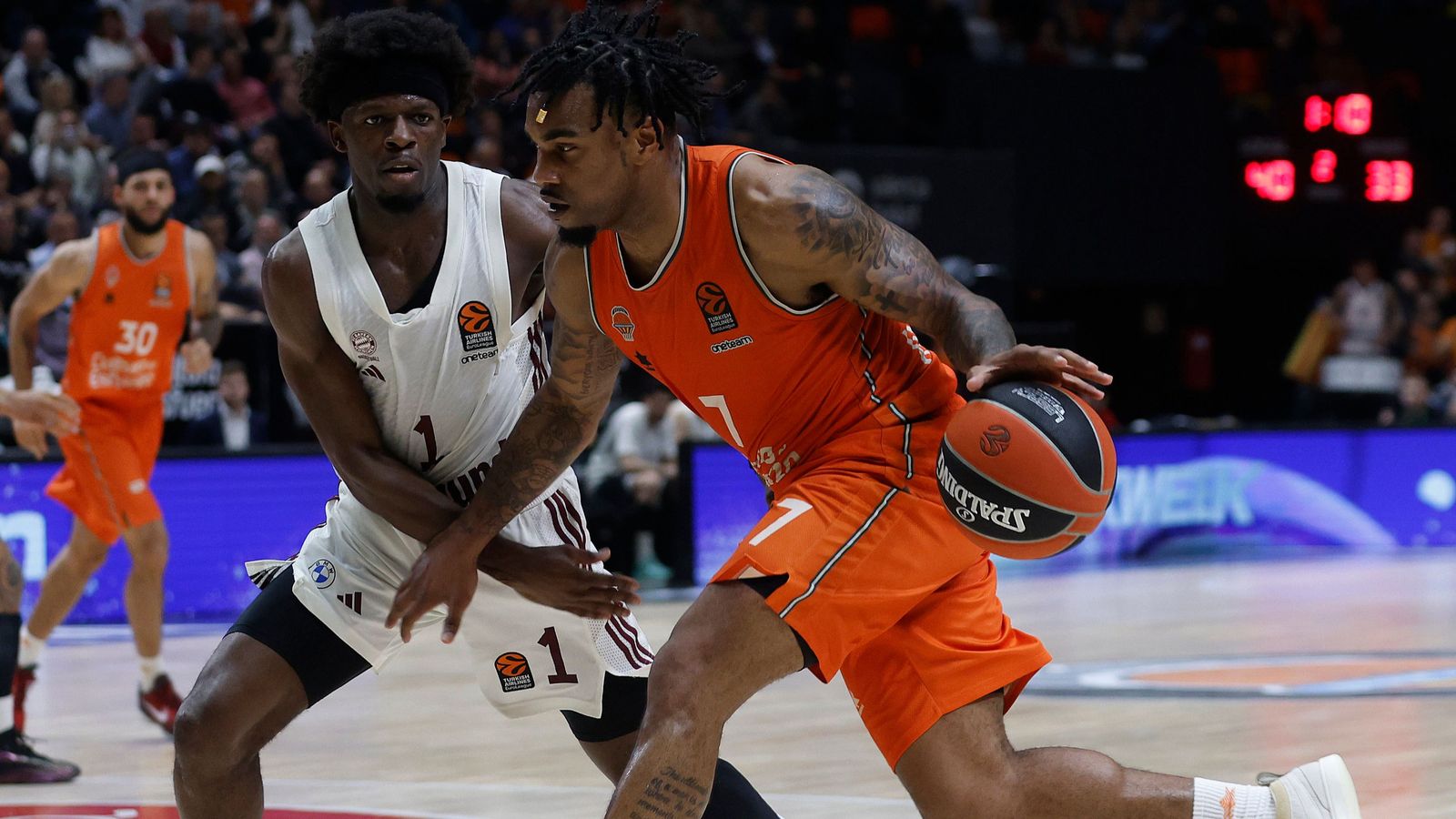 Imatge d'una jugada del partit entre el València Basket i el Bayern de Munic