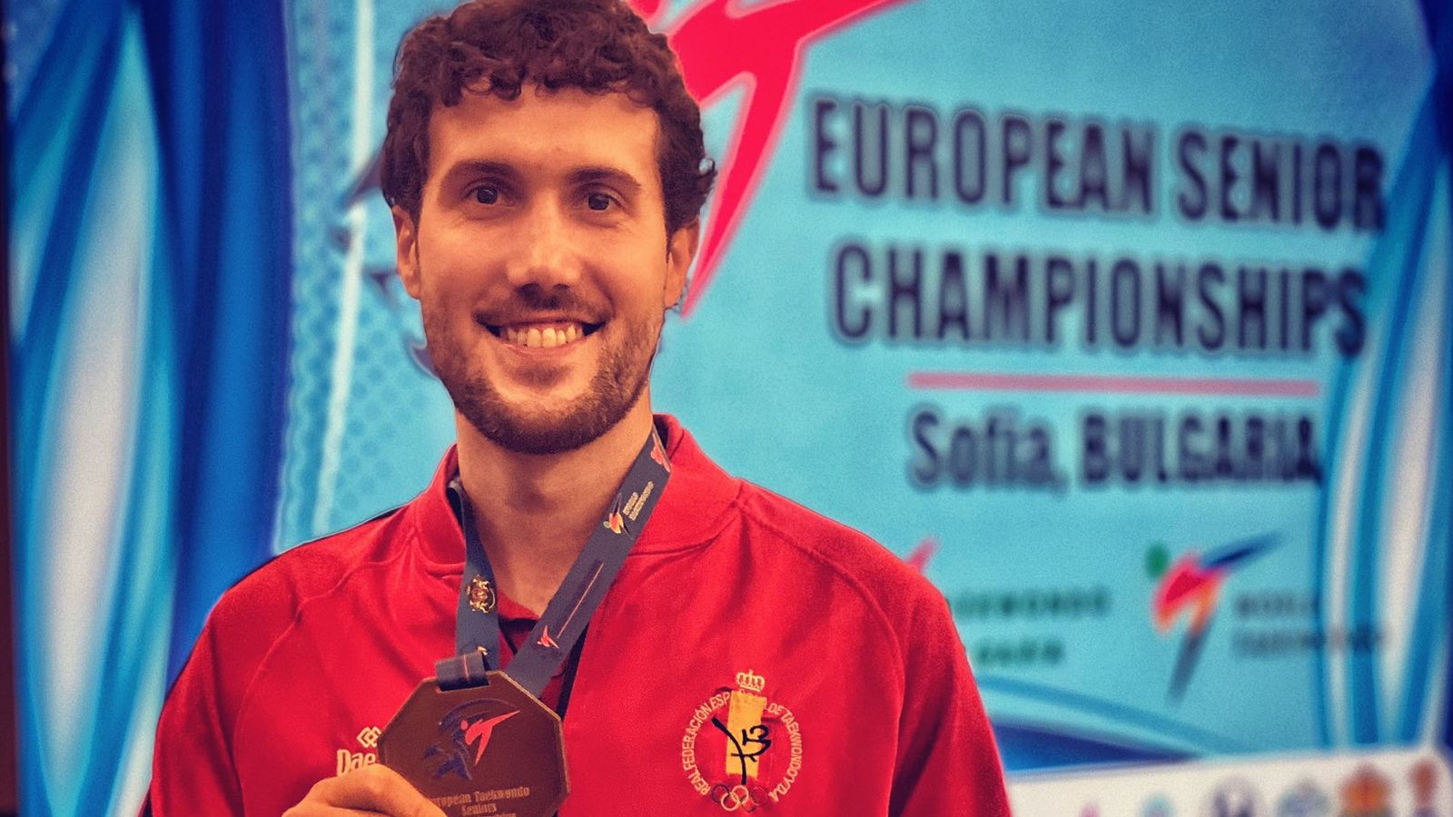 Raúl Martínez posa amb la medalla de bronze
