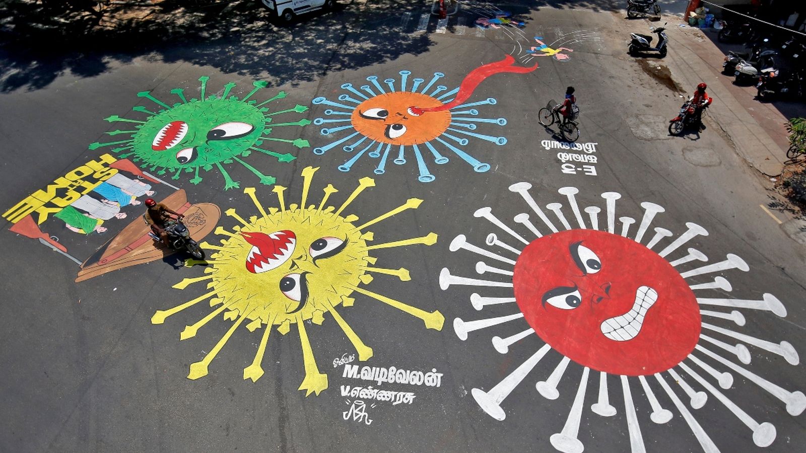 Un grafit a terra il·lustra el coronavirus per a conscienciar sobre la importància de quedar-se a casa durant el confinament