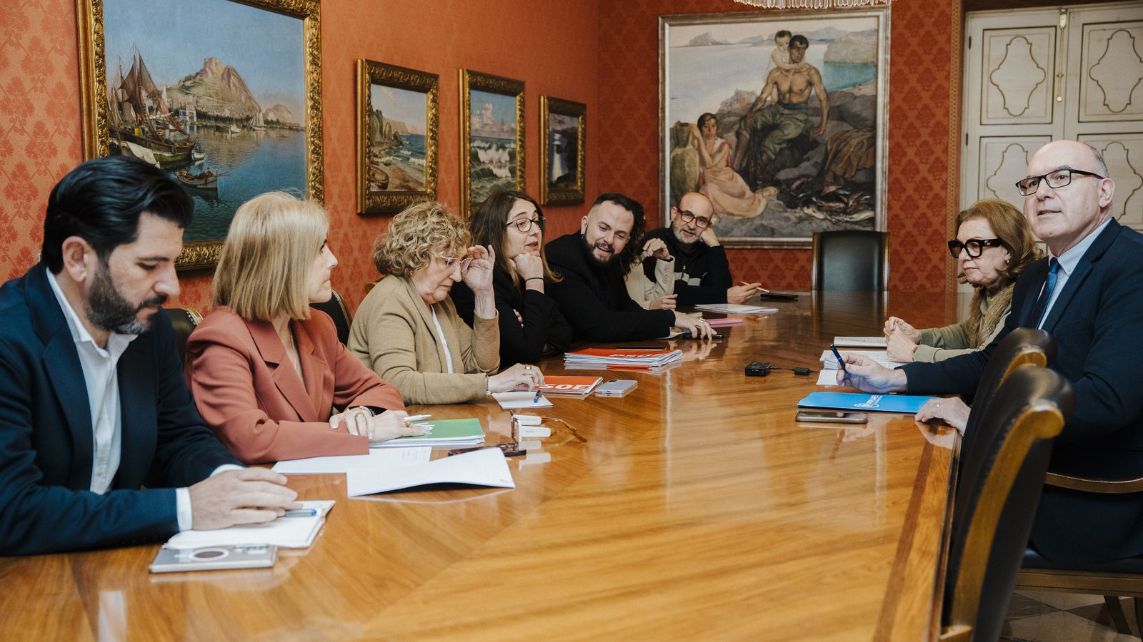Integrants de la comissió d'investigació de Les Naus, en una sessió anterior d'este órgan