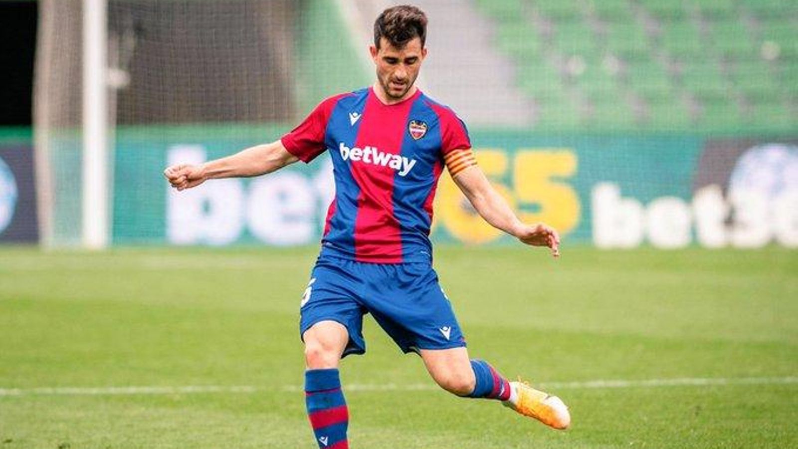 El jugador del Llevant, Sergio Postigo renova fins 2023