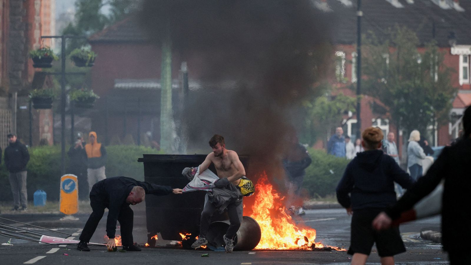 Un contenidor  incendiat durant els aldarulls a Belfast, a Irlanda del Nord