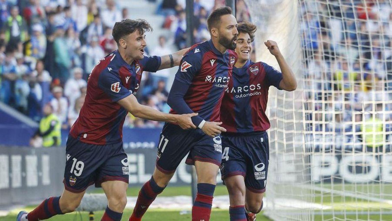 Forés, Morales i Álvarez celebren un dels gols