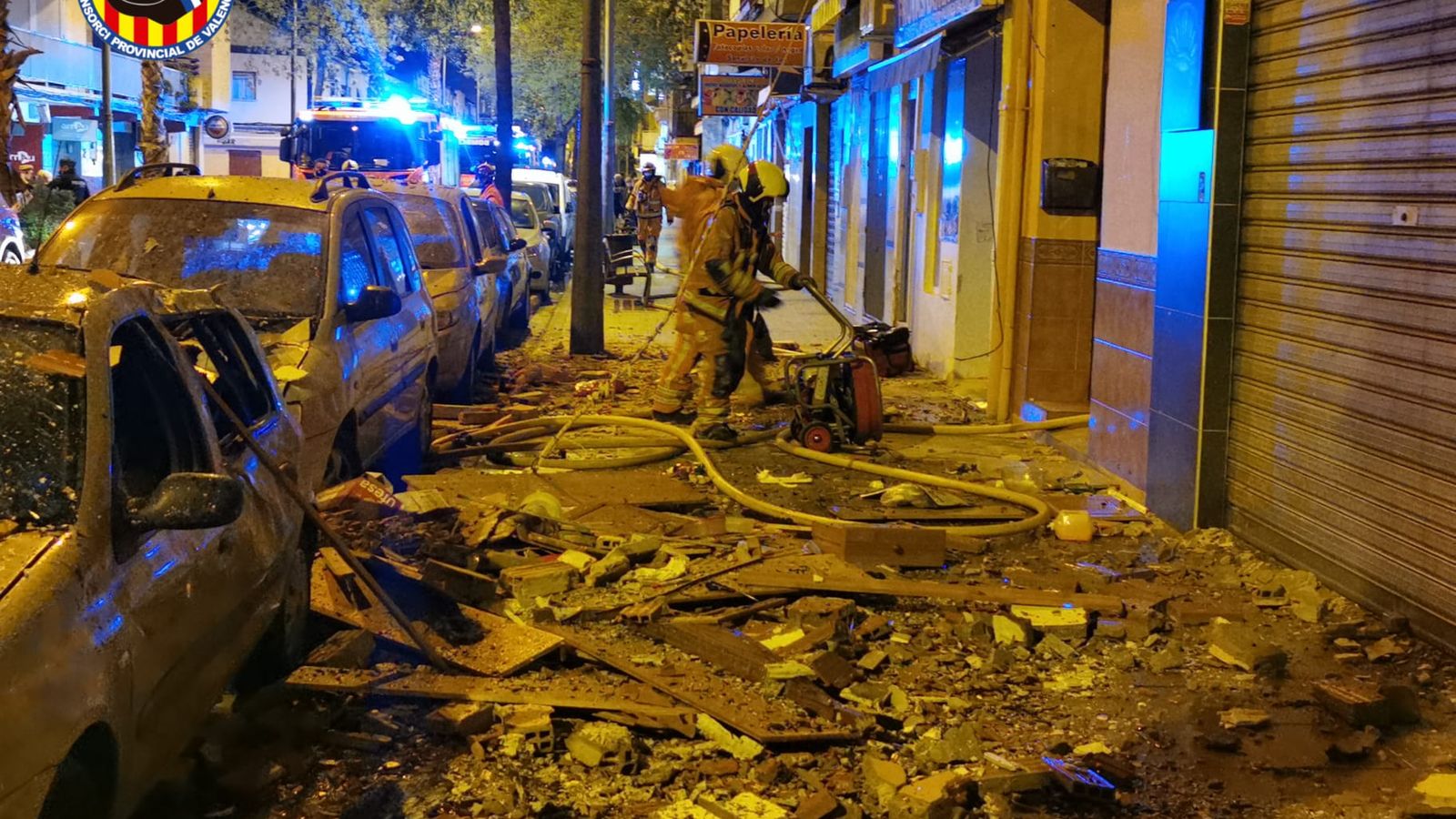 Els bombers del consorci de València durant l'extinció de l'incendi a Burjassot