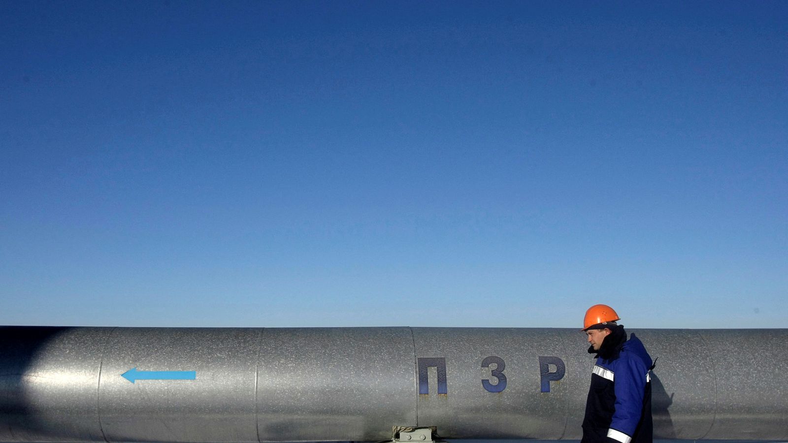 Un operari en una estació russa d'exportació de gas