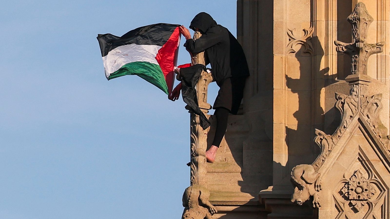 L'home amb la bandera, descalç i portant una gorra