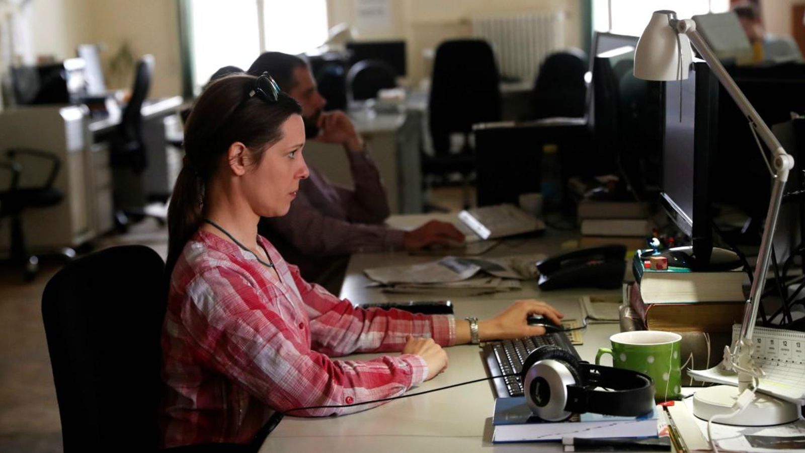 L'atur femení baixa molt menys que el masculí perquè les dones tenen menys oportunitats contractuals