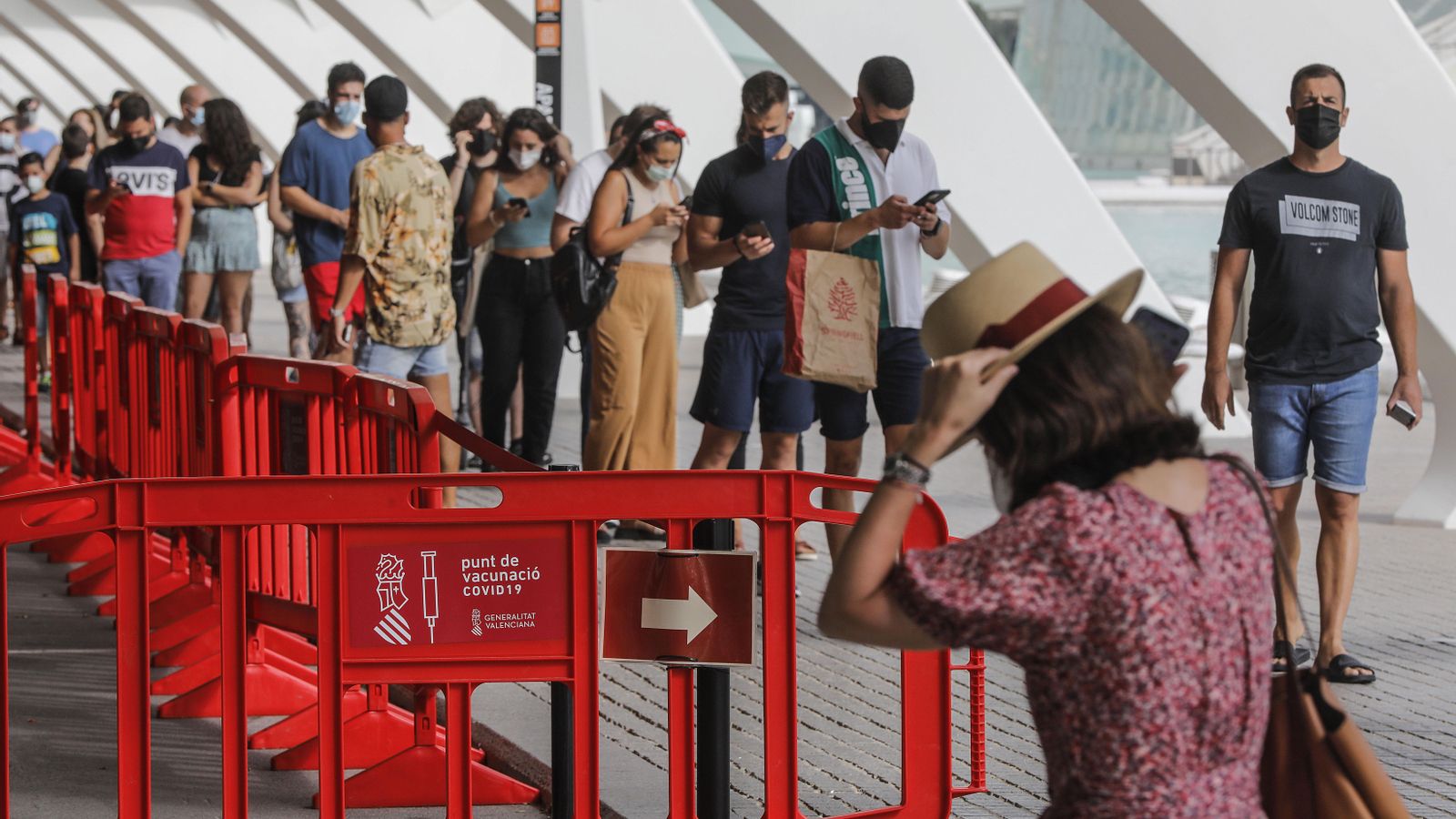 Cua de vacunació a la Ciutat de les Arts i les Ciències