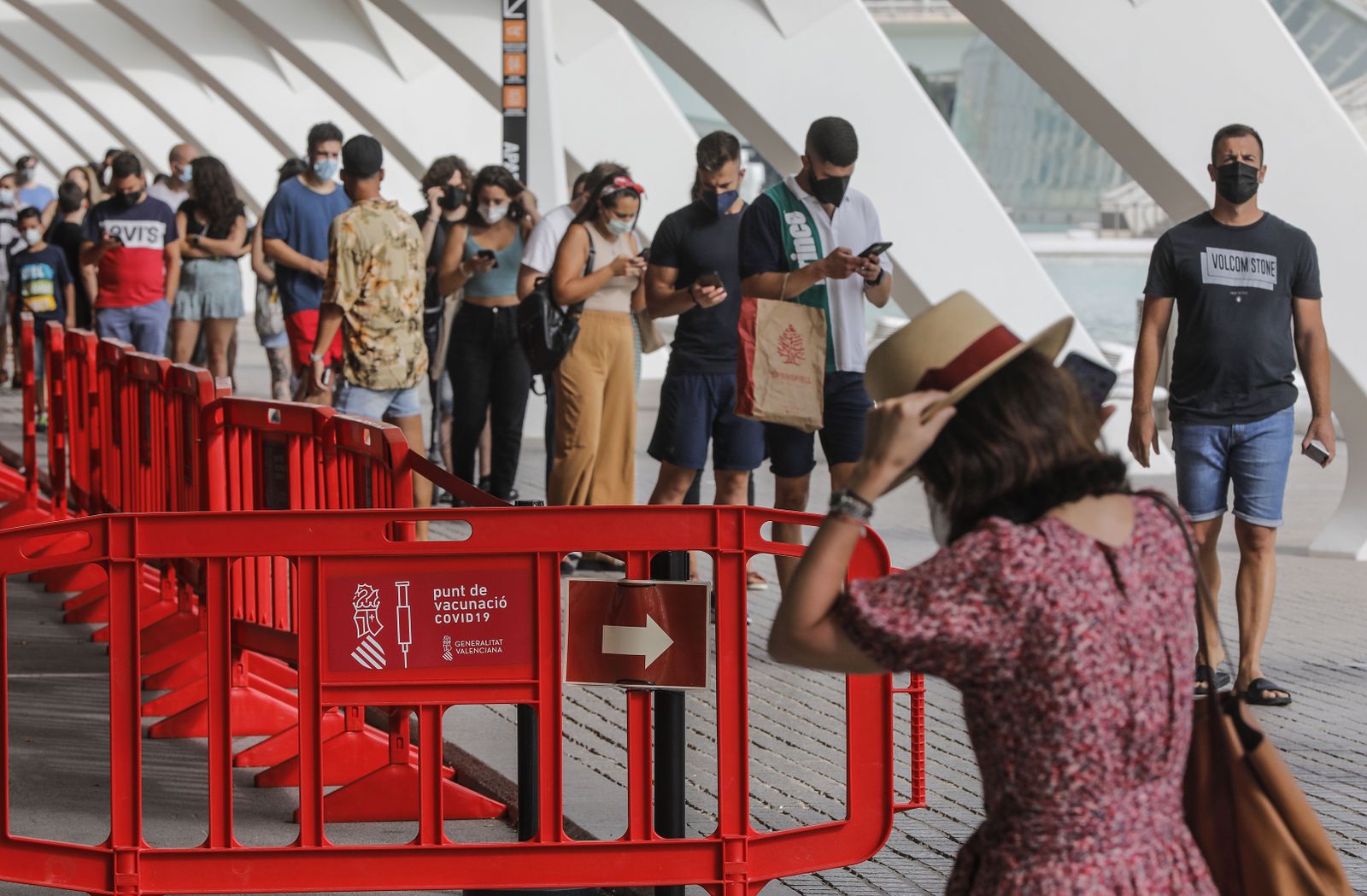 Cua de vacunació a la Ciutat de les Arts i les Ciències