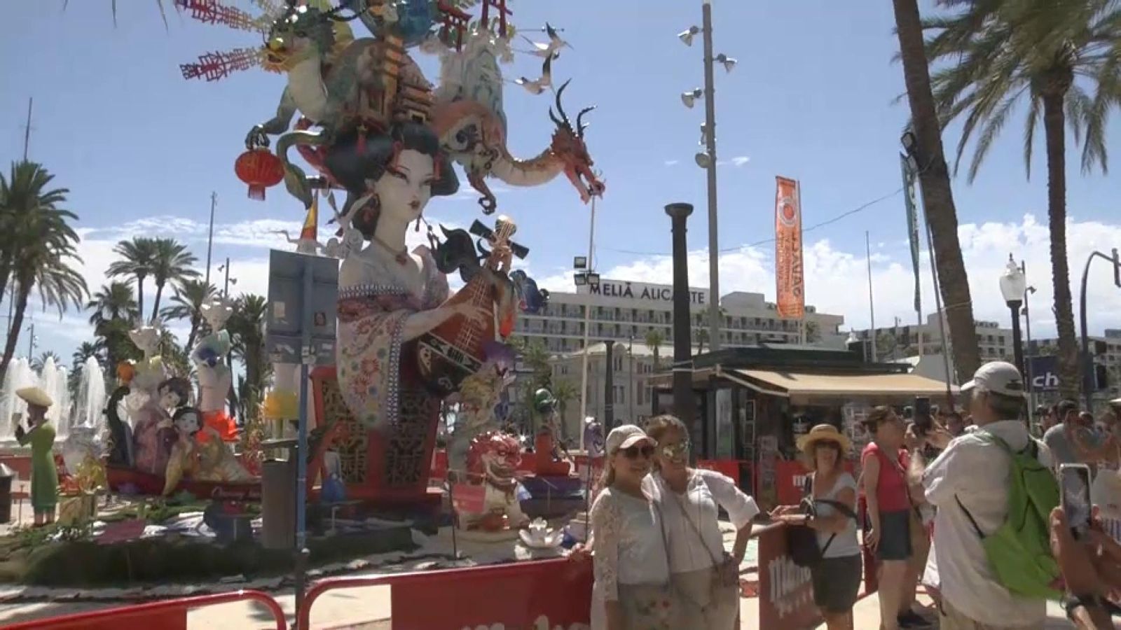 Alacant espera, fins i tot l'últim dia de festa, l'arribada de turistes per a passar el dia o allargar l'estada el cap de setmana
