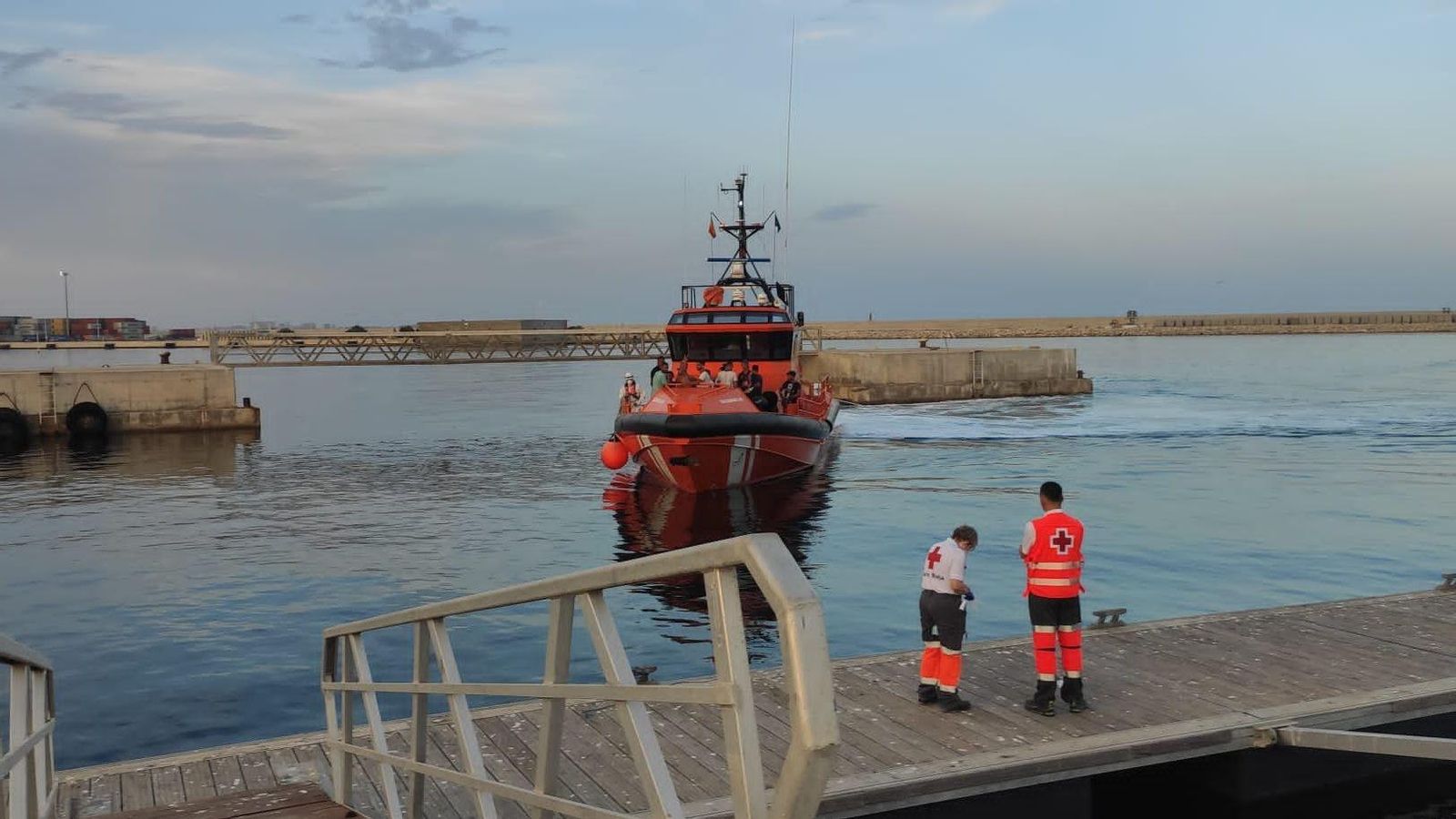 Imatge de la pastera amb quinze migrants rescatats aquest dissabte a Alacant