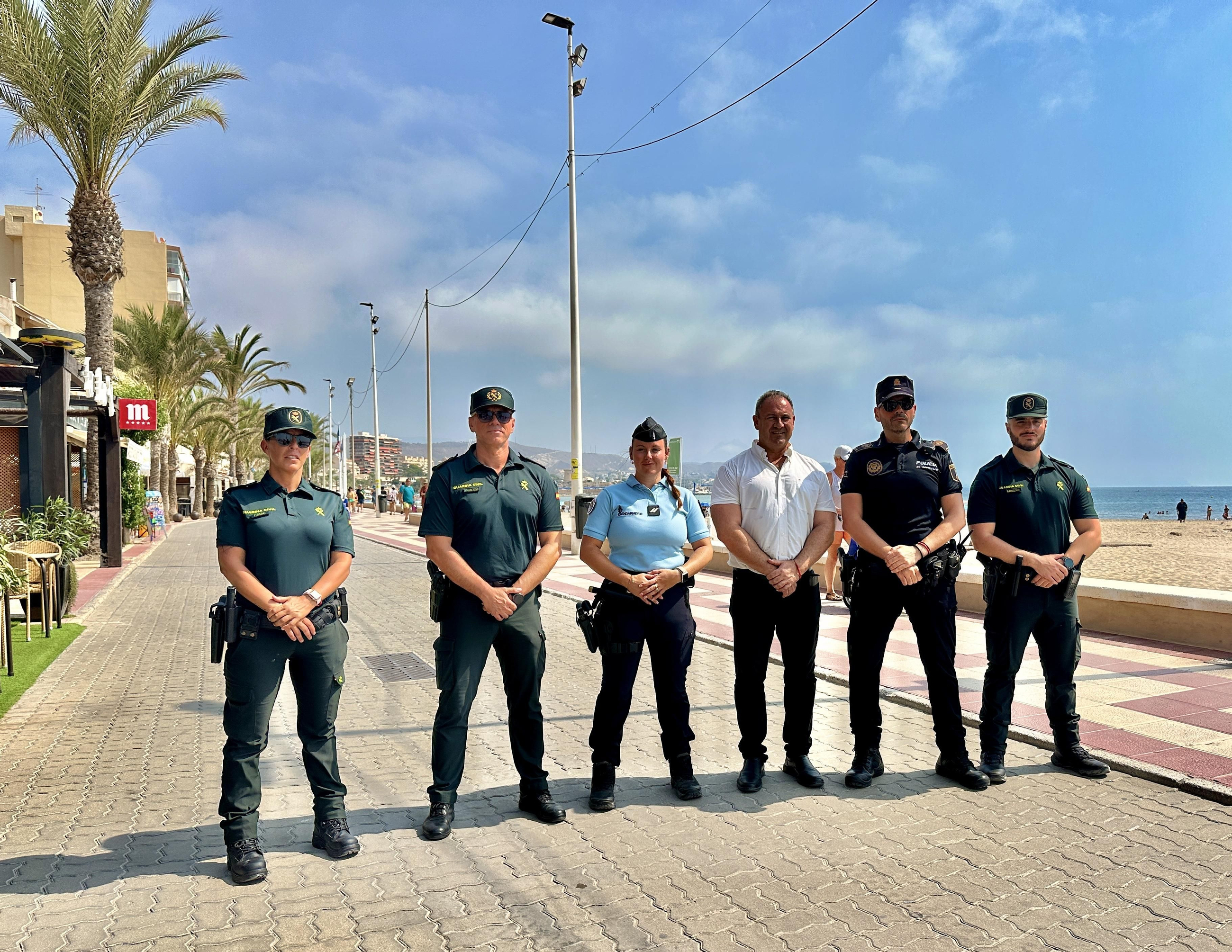 L'agent de la gendarmeria francesa amb agents de la Guàrdia Civil i la Policia Local