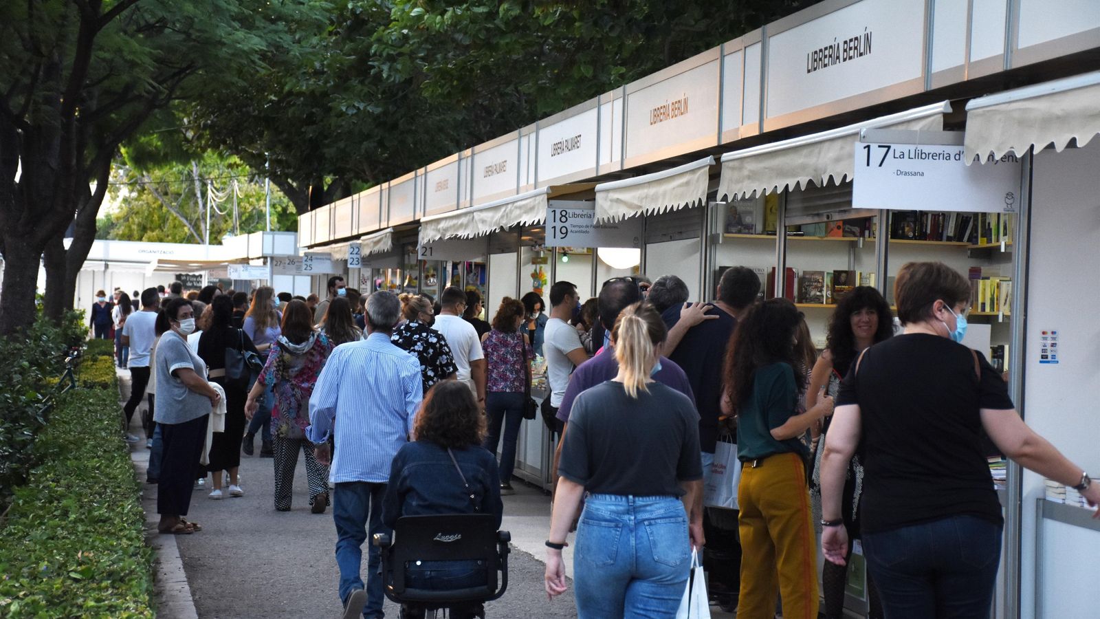 Un dels corredors de la fira del llibre, plena de casetes de les diferents llibreries valencianes