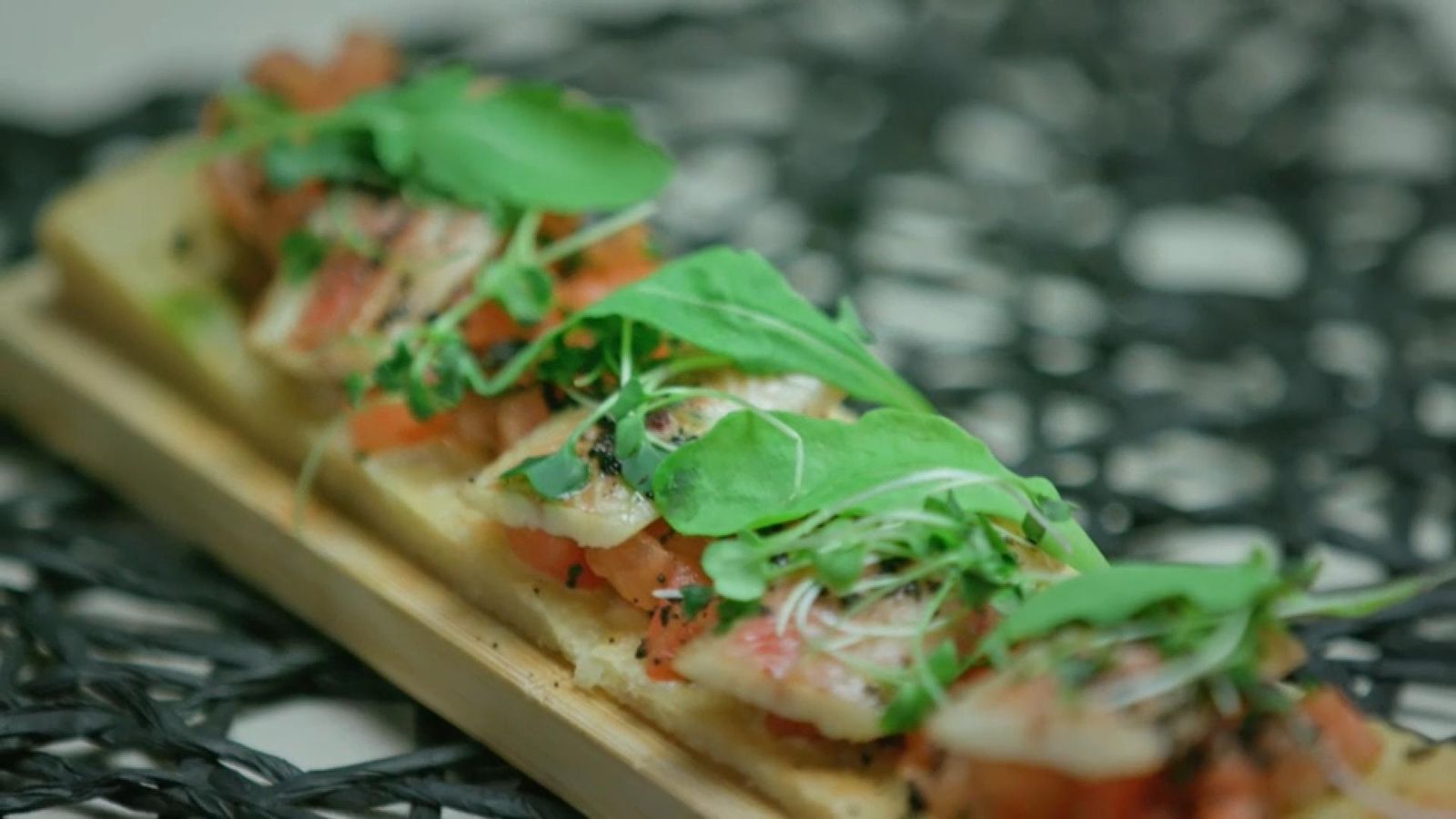 Coca d'anguila fumada amb tomaca 'concassé'