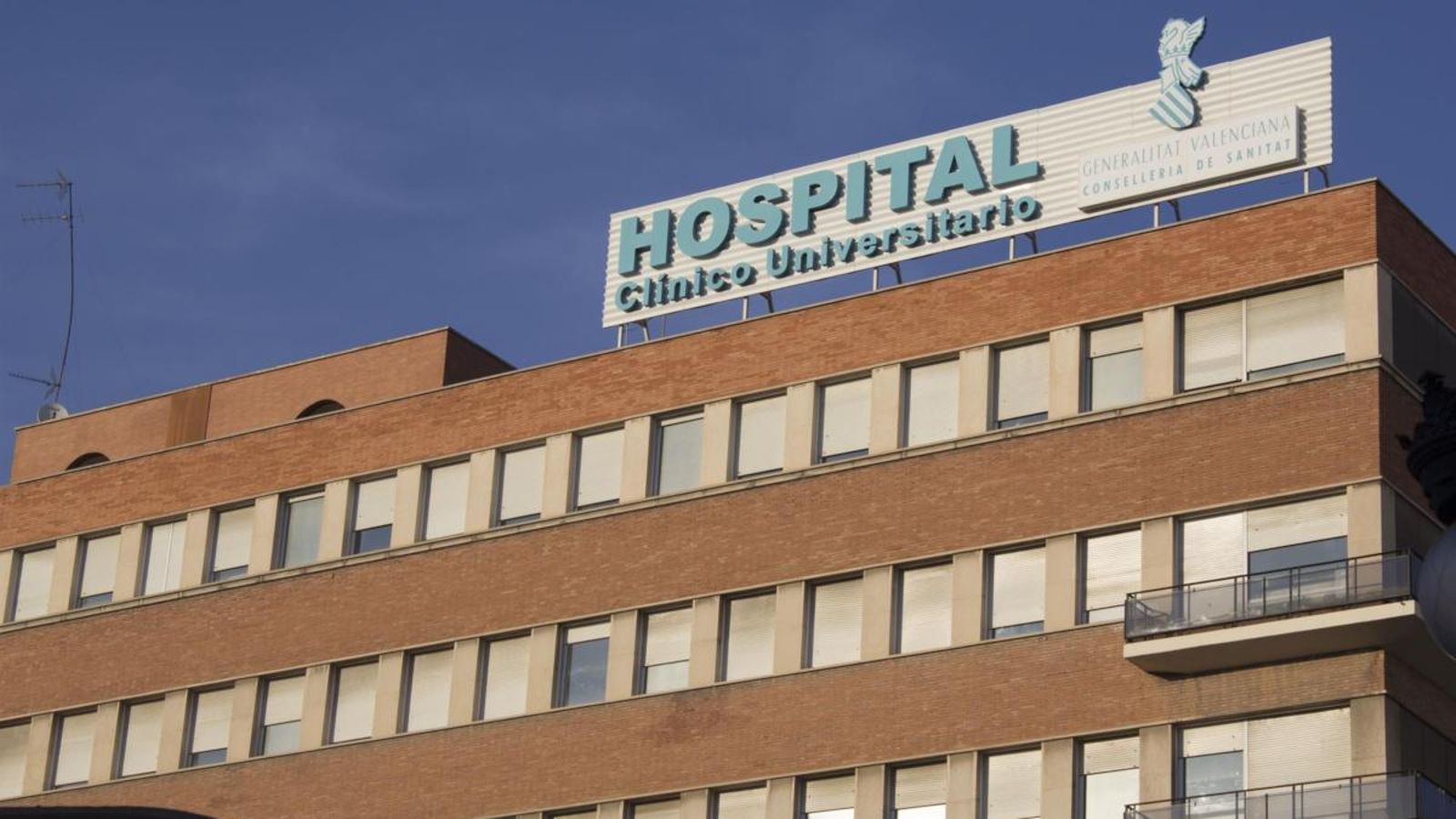 Una persona va alertar la policia que havia trobat un telèfon mòbil en el vestuari i que pel que semblava podria estar gravant | EP