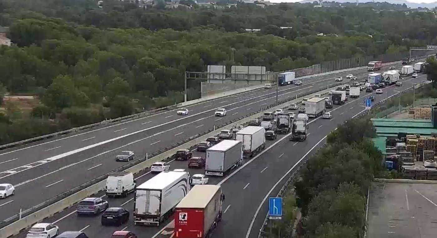 Retencions de trànsit a l'A-7 per un accident a Paterna