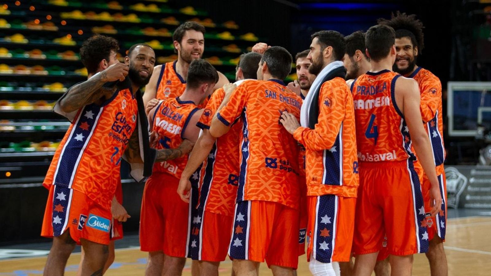 Els jugadors taronja celebren la victòria a Bilbao Els jugadors taronja celebren la victòria a Bilbao