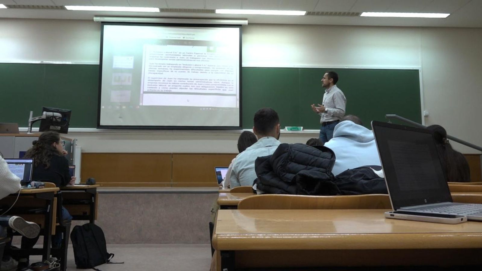 Una classe universitària amb alumnat discapacitat