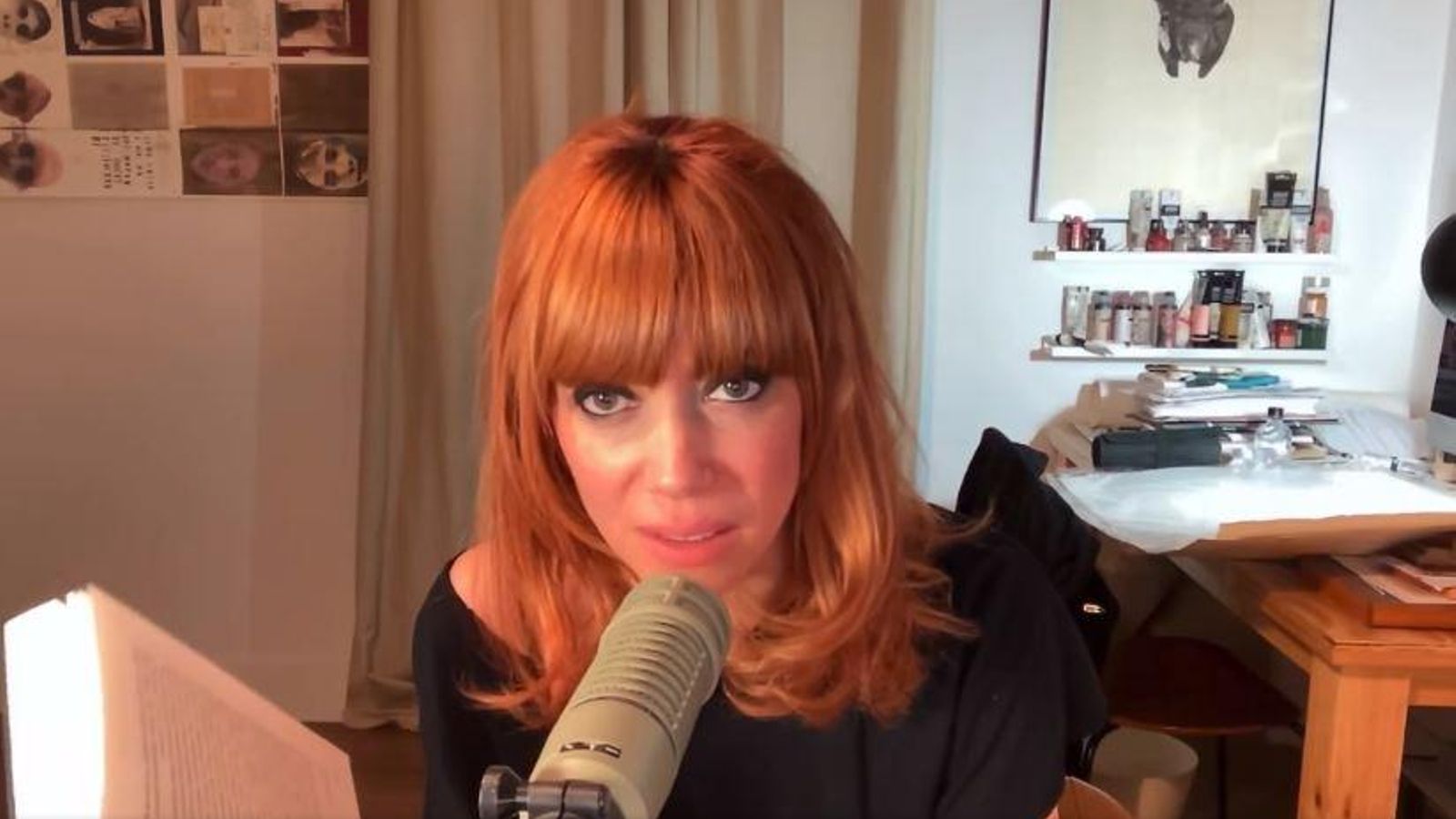 Imatge de Paula Bonet llegint el comunicat