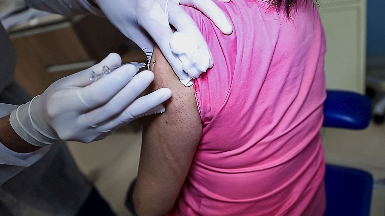 Una voluntària rep una injecció durant un dels assajos d'una de les vacunes contra la Covid-19