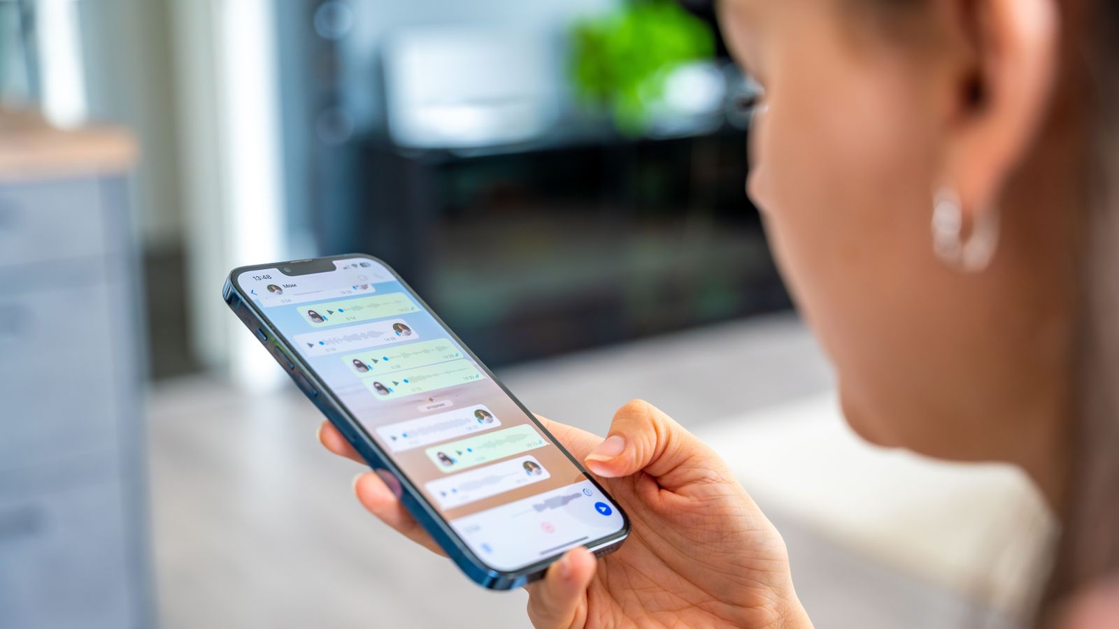 Una usuària amb l'app de WhatsApp