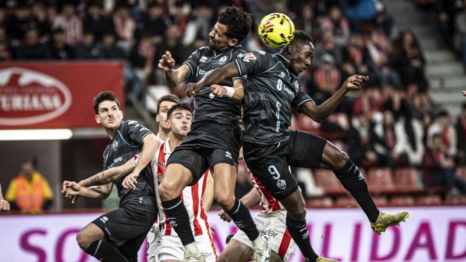 Alberto i Camara intenten rematar una pilota