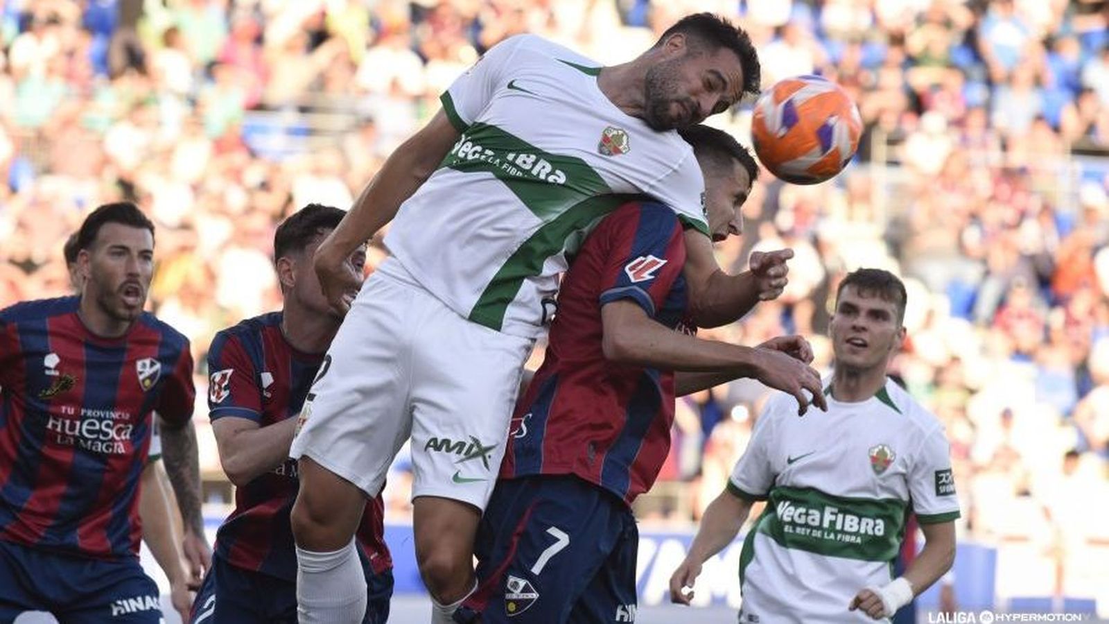 Mario Gaspar, en una acció del duel