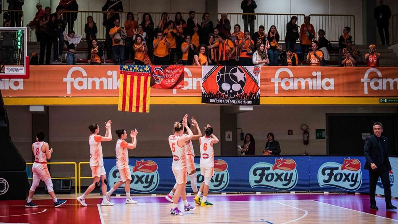 Una gran representació valenciana ha acompanyat l'equip a terres italianes