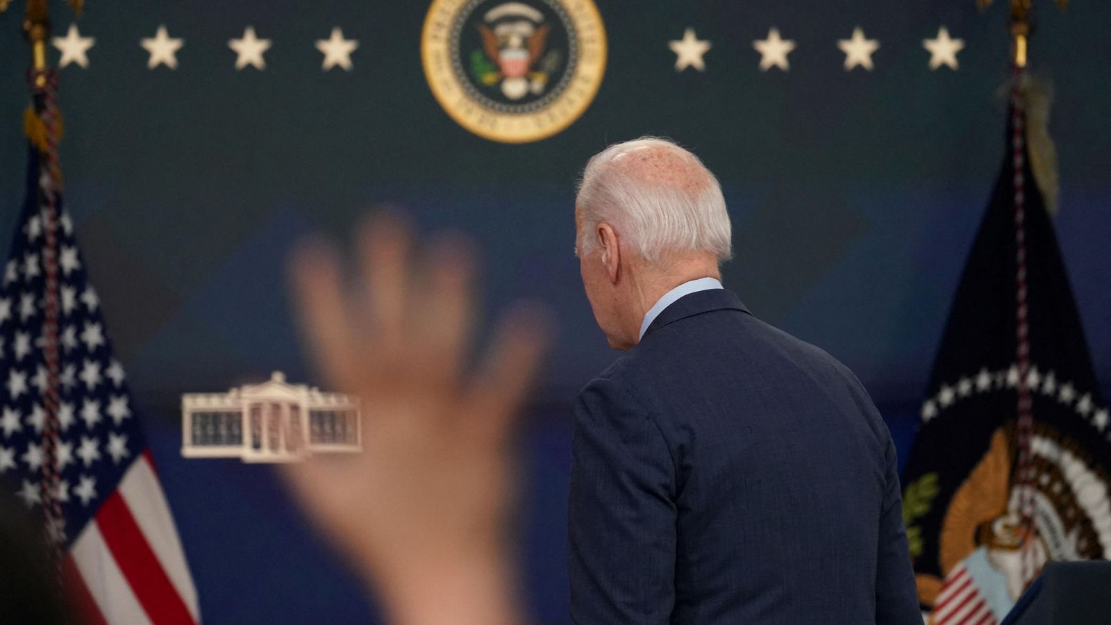 Joe Biden abandona una conferència de premsa a la Casa Blanca Joe Biden abandona una conferència de premsa a la Casa Blanca