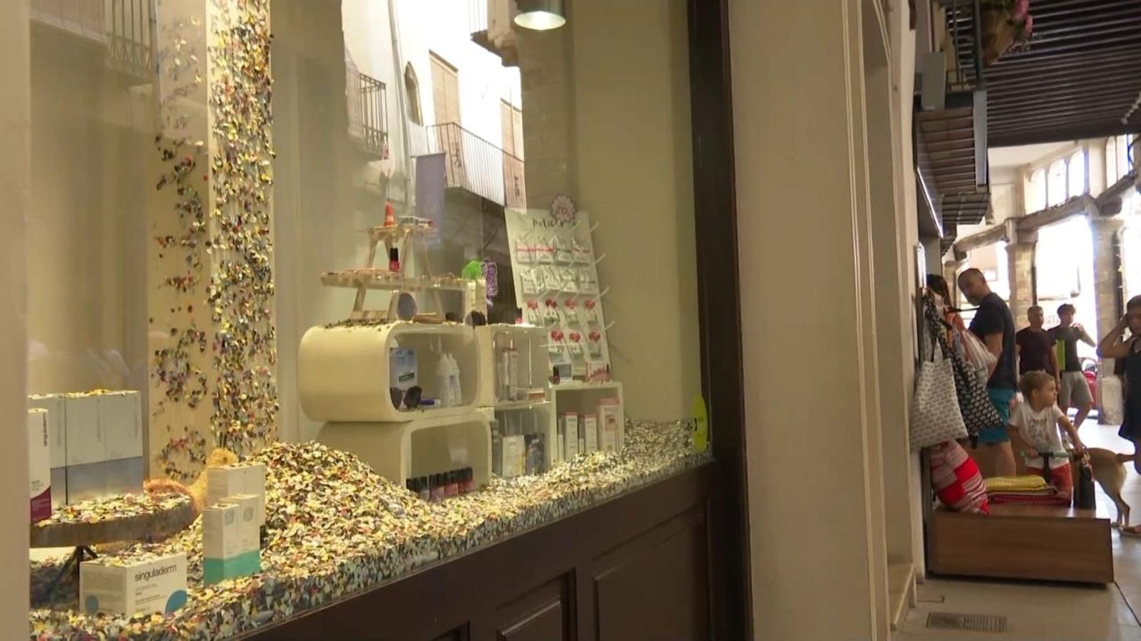 Un aparador ple de confeti a Morella pocs dies abans de l'Anunci del Sexenni