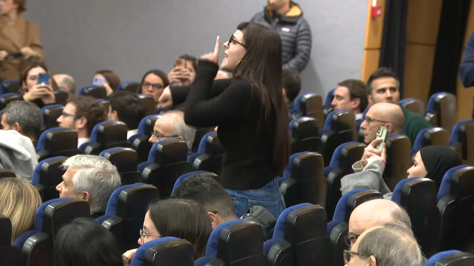La jove que ha intervigut per a recriminar-li a Mazón la gestió de la dana