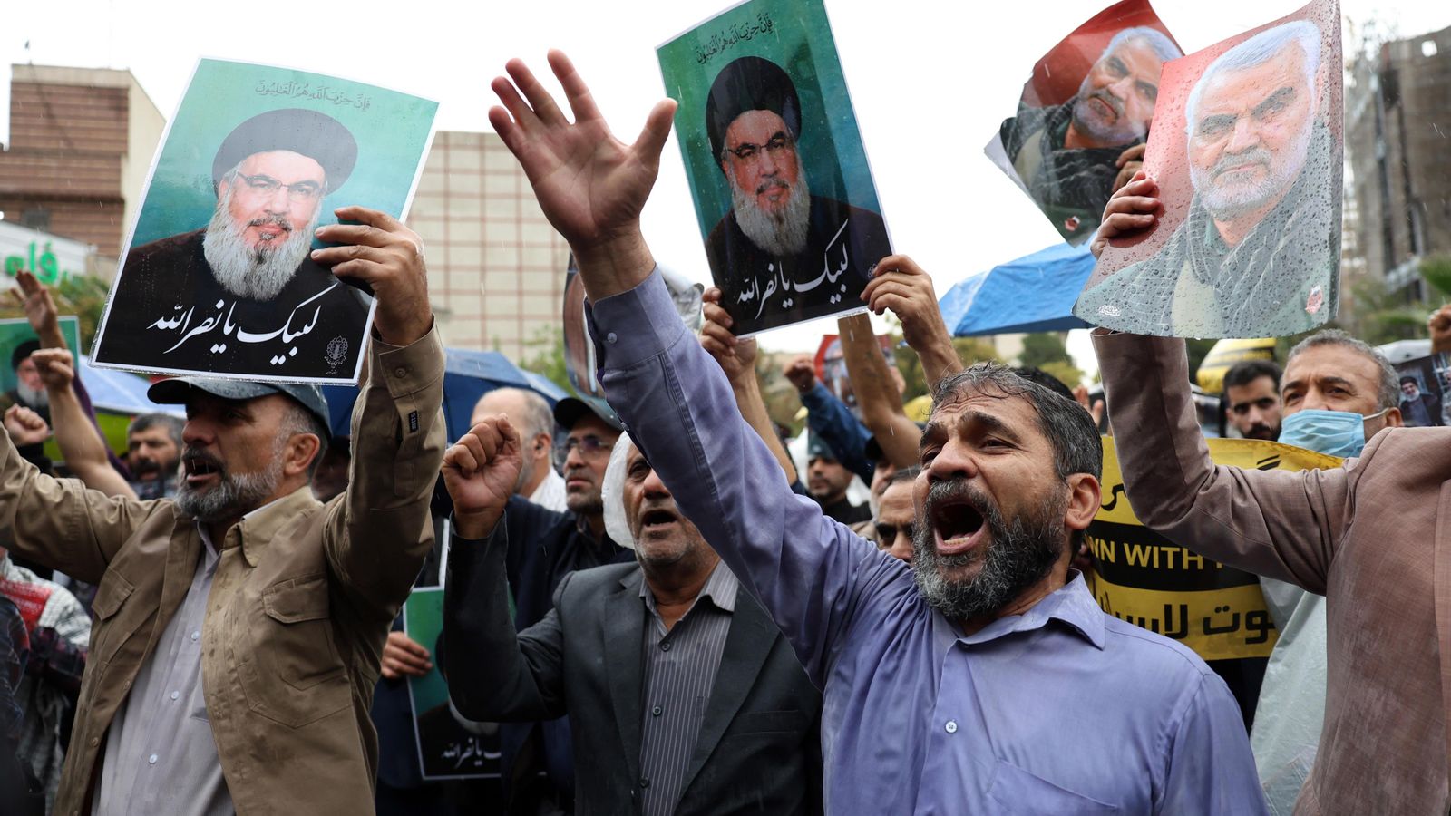 Manifestants sostenen fotografies del líder mort de Hezbol·là durant una protesta contra Israel en la plaça Palestina de Teheran (l'Iran)