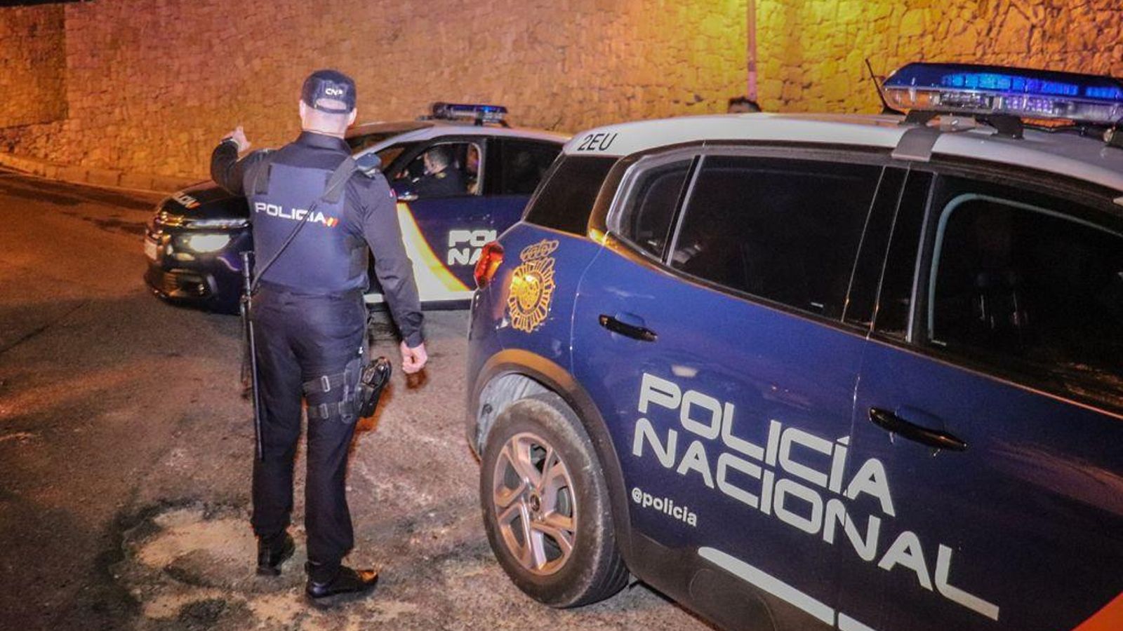 Agents de la policia nacional que interceptaren els migrants