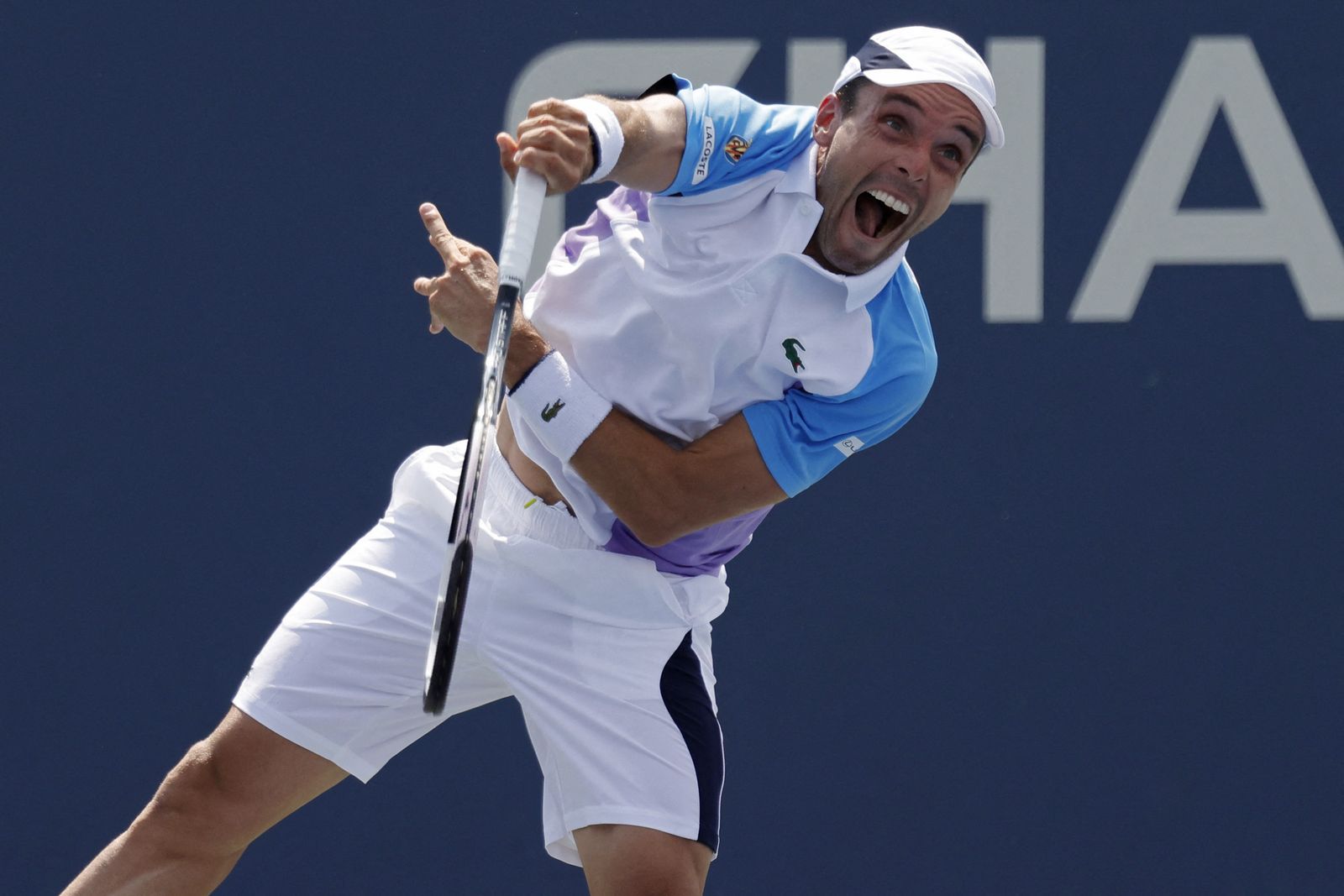 Roberto Bautista colpeja una pilota en el partit contra J.J. Wolf