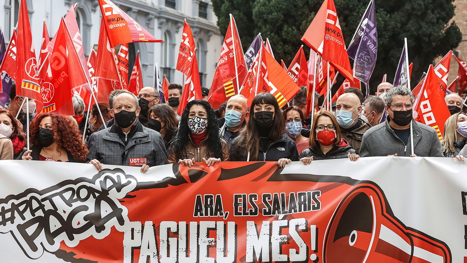 Concentració davant la seu de la Confederació Empresarial de la Comunitat Valenciana a València