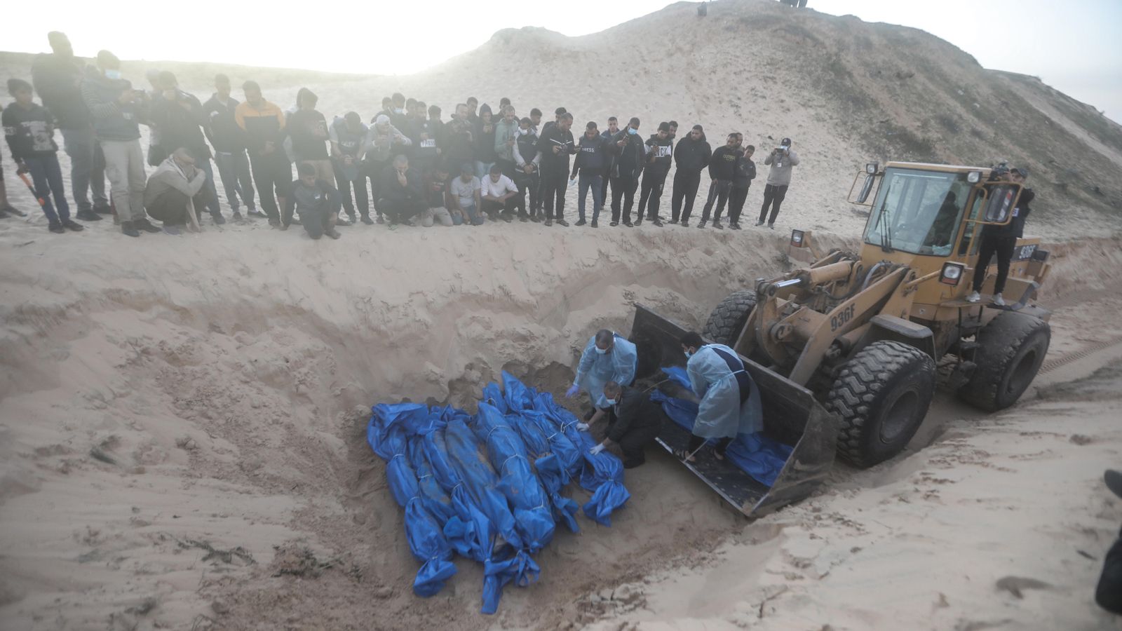 Els palestins enterren els cossos de 80 víctimes en el nord de la Franja de Gaza, en una fossa comuna a la ciutat de Rafah