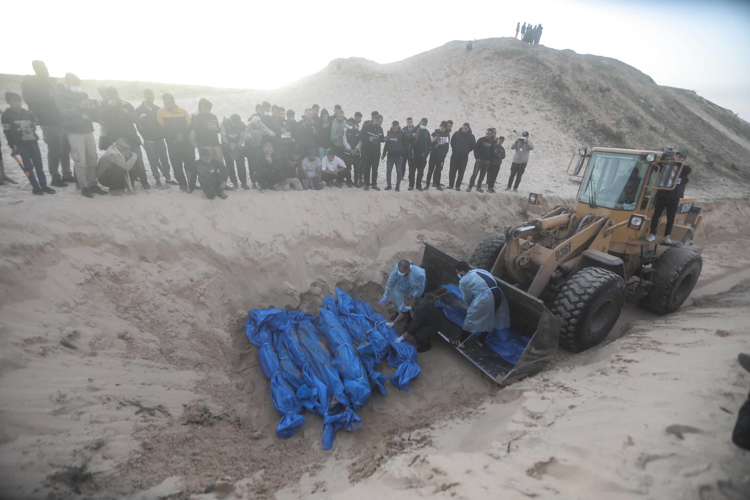 Els palestins enterren els cossos de 80 víctimes en el nord de la Franja de Gaza, en una fossa comuna a la ciutat de Rafah