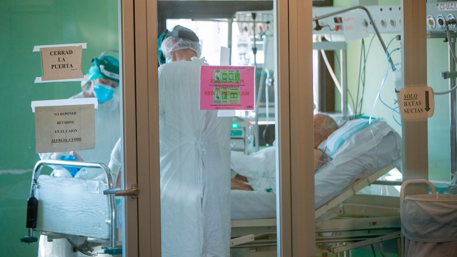 Dos sanitaris tracten a un pacient amb Covid-19 en l'UCI