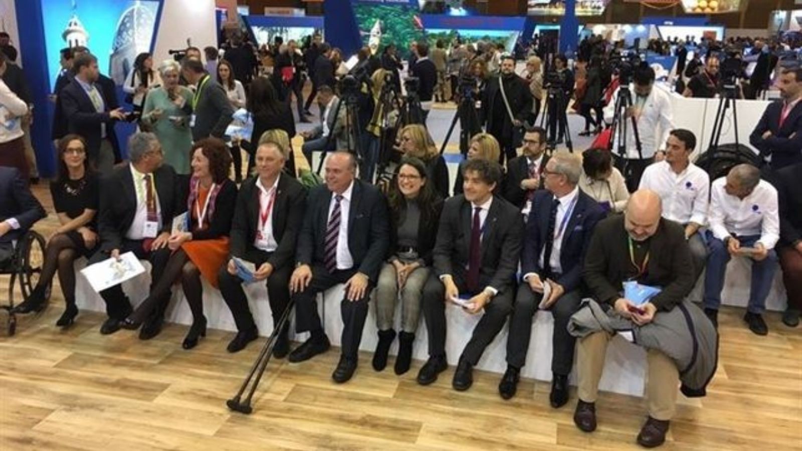La vicepresidenta de la Generalitat, Mónica Oltra, en el centre de la imatge, en l'estand de la Comunitat Valenciana en Fitur.