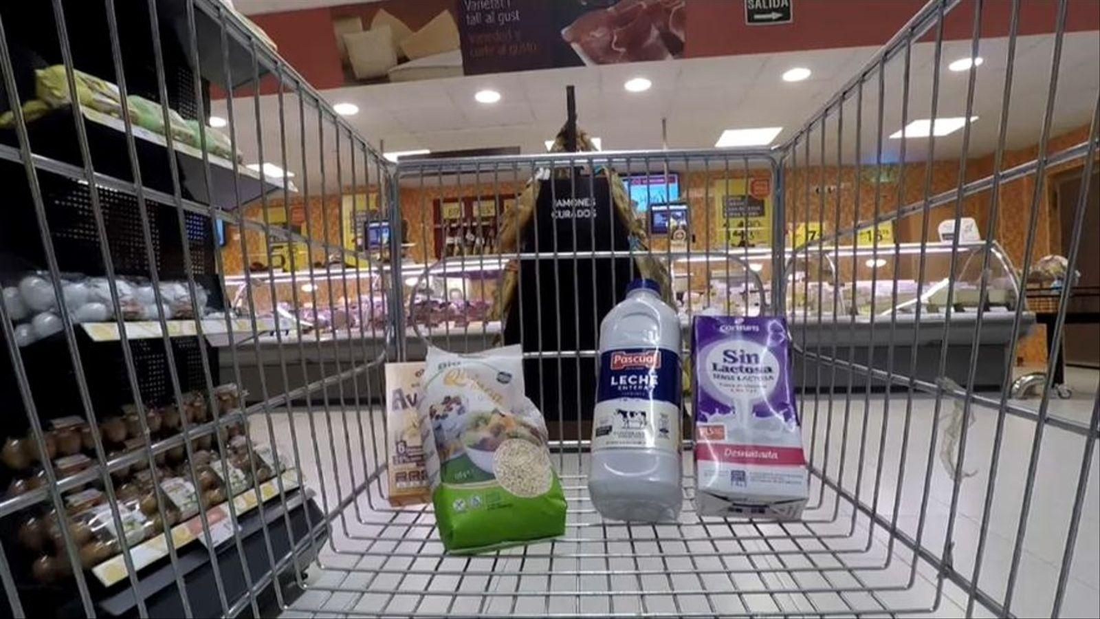 Un carro de la compra en un supermercat Un carro de la compra en un supermercat