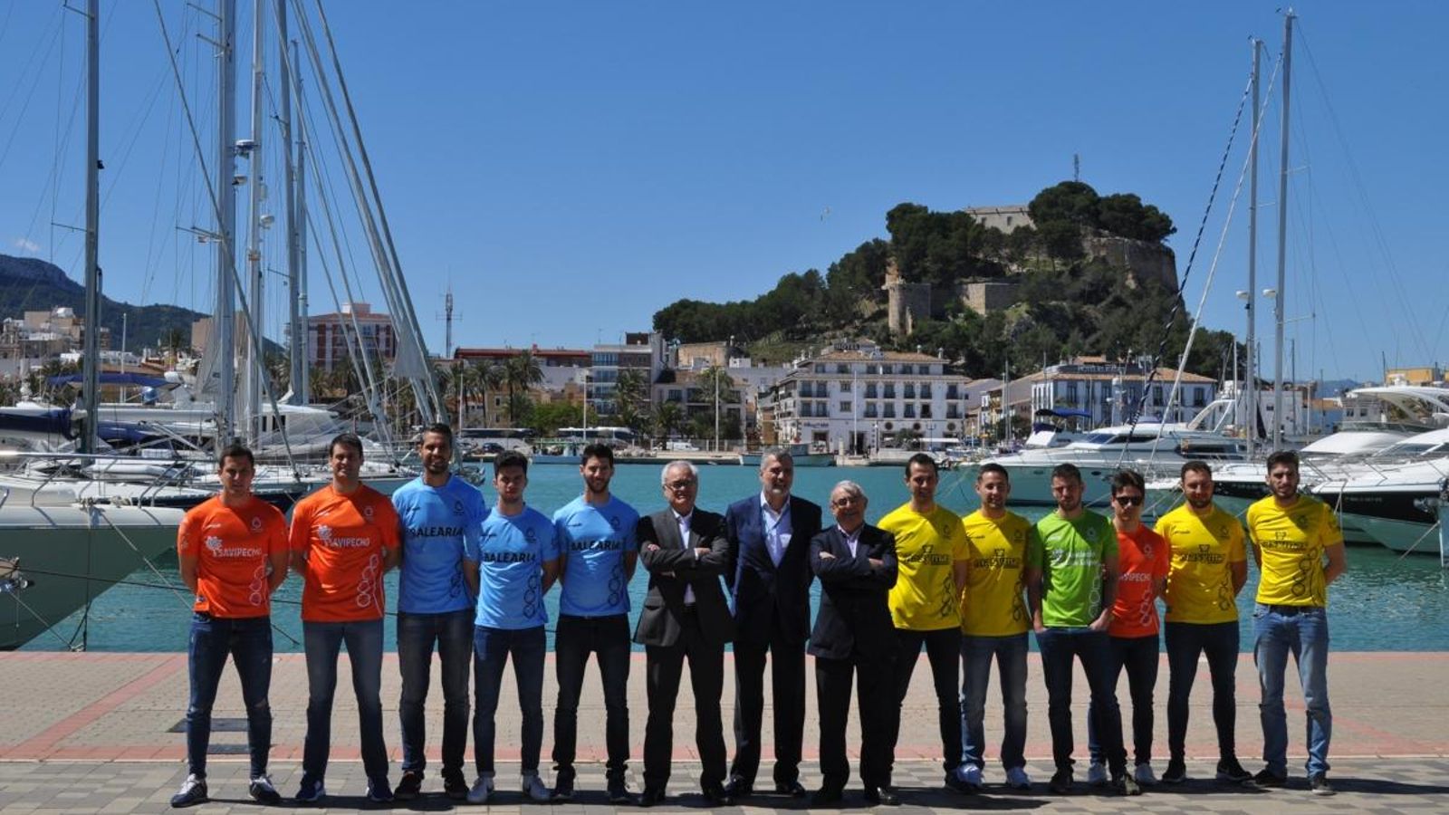 Els representants dels quatre equips posen a Dénia