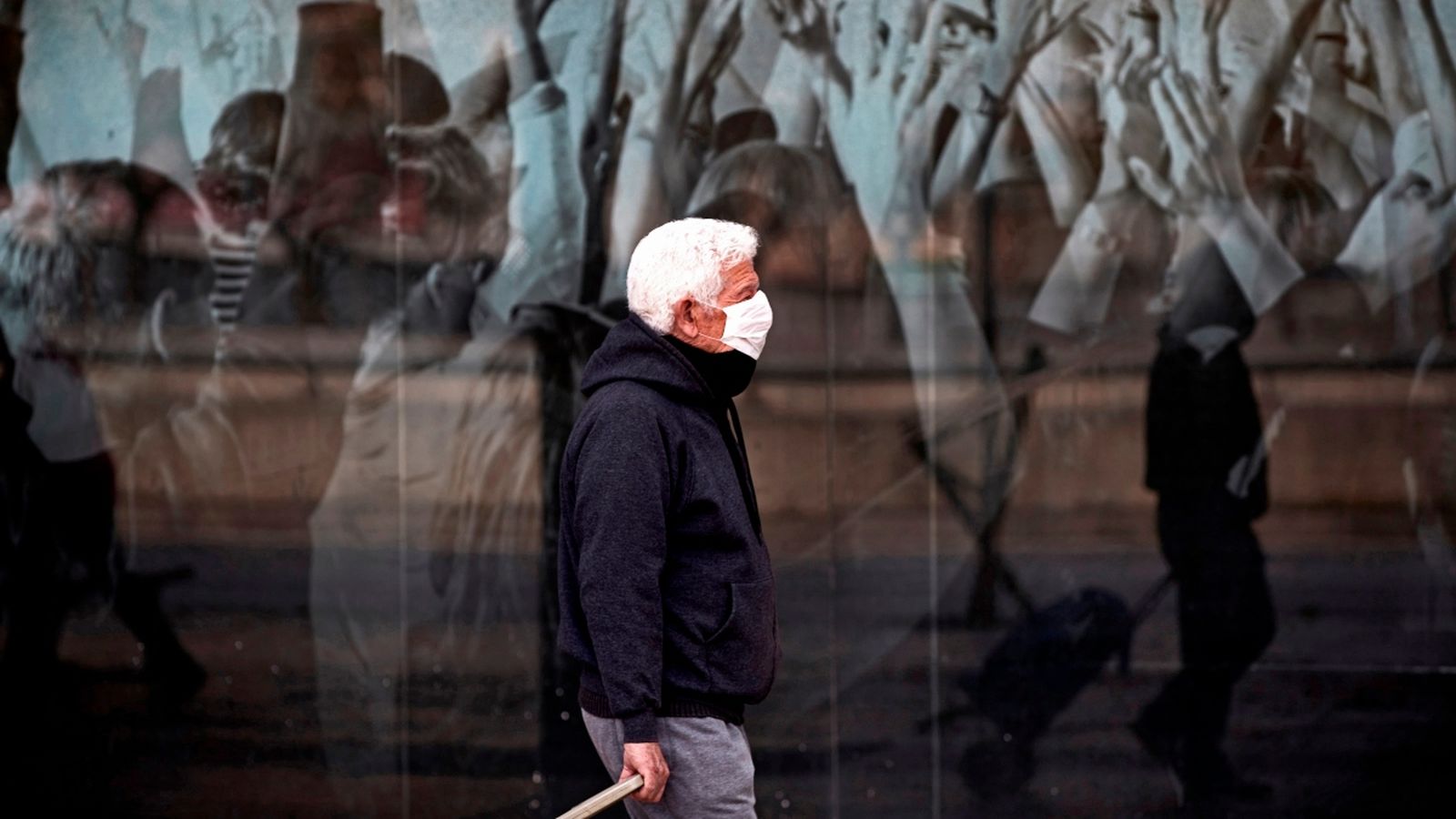 Un home es dirigeix a un supermercat durant l'estat d'alarma, en una imatge d'arxiu