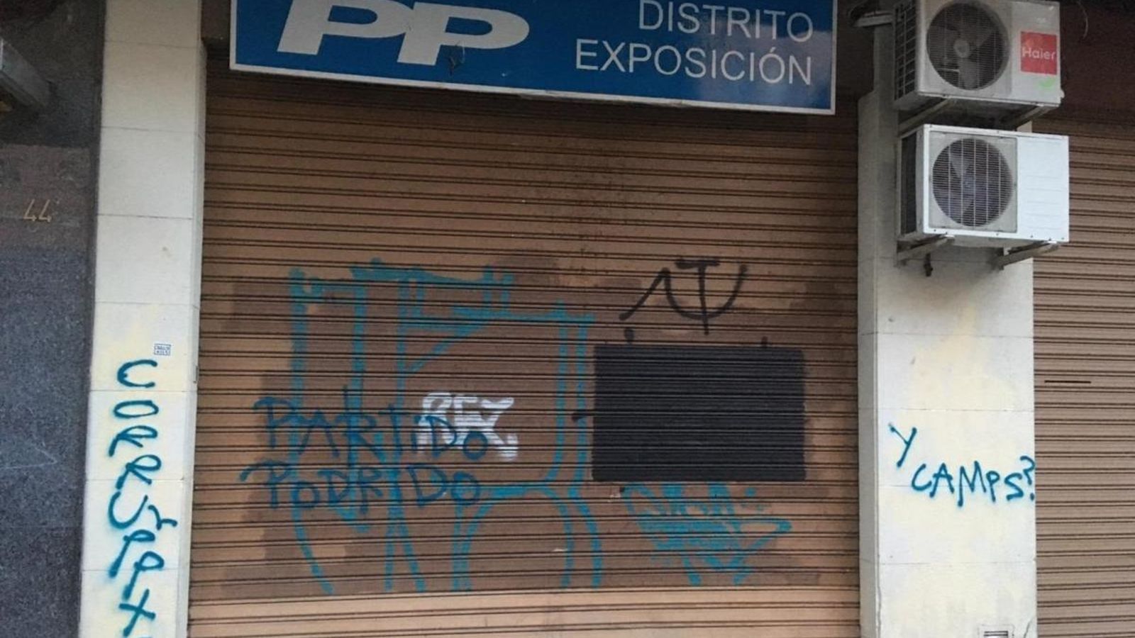 Entre les pintades, es pot llegir “Corrupptes” o “Partit Podrit”