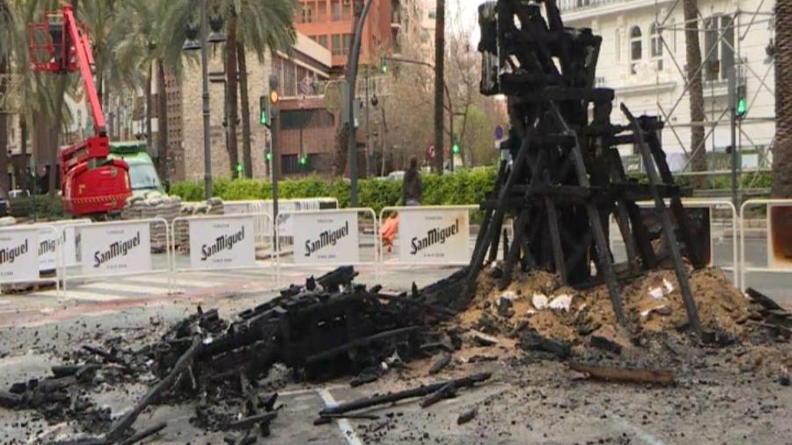 VÍDEO | Un acte vandàlic crema la falla Regne de València-Duc de Calàbria